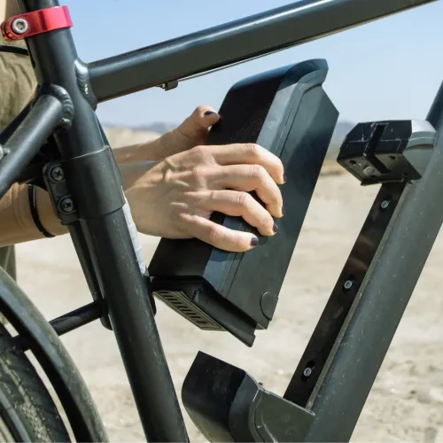 S&auml;hk&ouml;py&ouml;r&auml;n akku kiinnitet&auml;&auml;n py&ouml;r&auml;n runkoon ulkona.