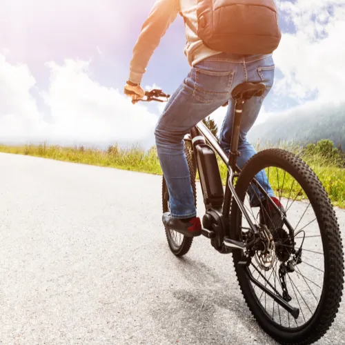 Henkil&ouml; py&ouml;r&auml;ilee yl&auml;m&auml;keen aurinkoisessa s&auml;&auml;ss&auml;.