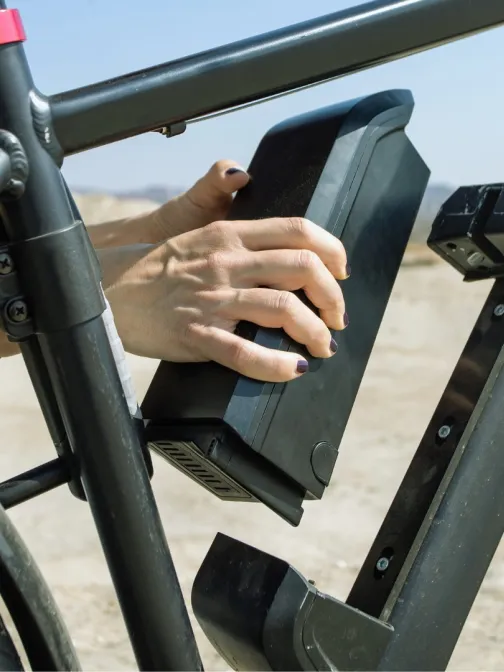 S&auml;hk&ouml;py&ouml;r&auml;n akku kiinnitet&auml;&auml;n py&ouml;r&auml;n runkoon ulkona.