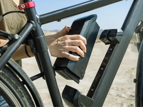 S&auml;hk&ouml;py&ouml;r&auml;n akku kiinnitet&auml;&auml;n py&ouml;r&auml;n runkoon ulkona.