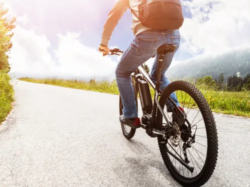 Henkil&ouml; py&ouml;r&auml;ilee yl&auml;m&auml;keen aurinkoisessa s&auml;&auml;ss&auml;.